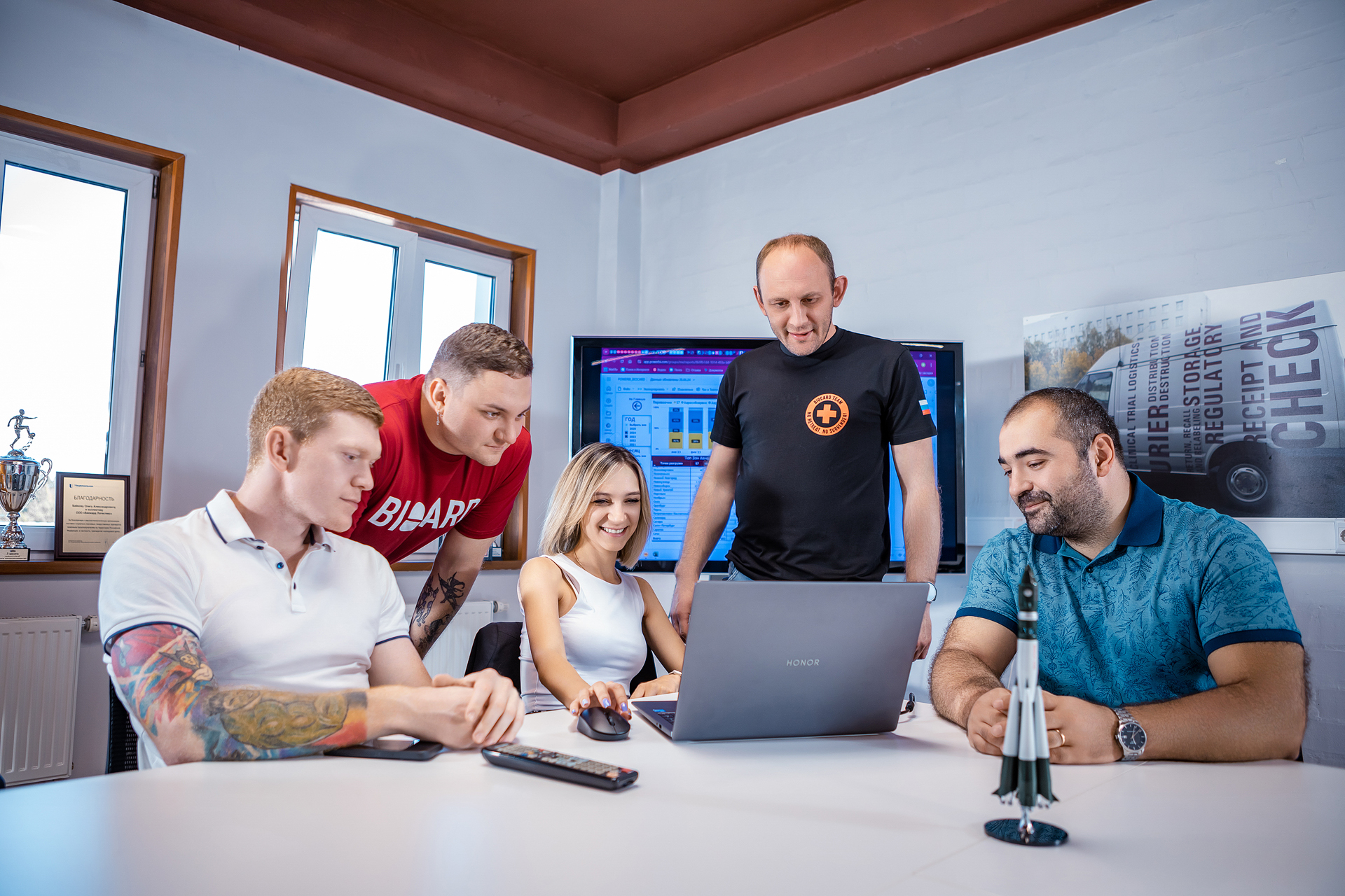 Специалисты Biocard в офисе обсуждают регуляторные услуги. Biocard - перевозки грузов с температурным режимом по РФ, миру